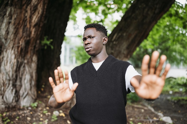 Sorprendido joven africano de 20 años que no hace ninguna señal de alto con las palmas de las manos