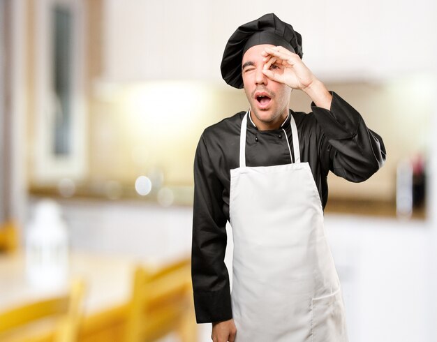 Sorprendido, joven, chef, hacer, observar, gesto