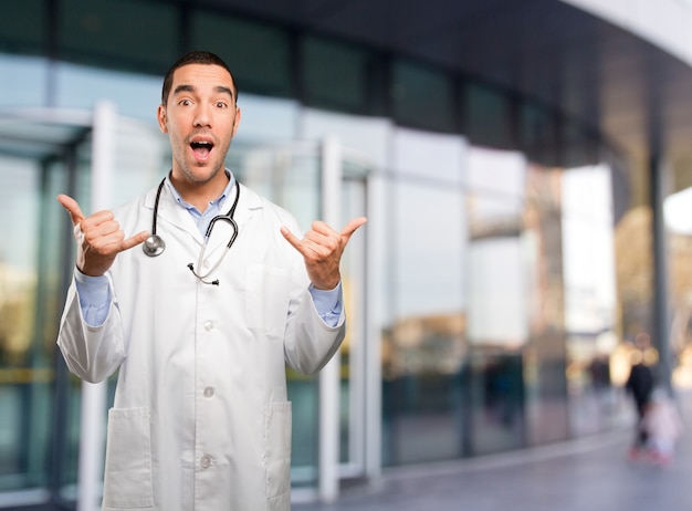 Sorprendido, joven, doctor, llamada, gesto