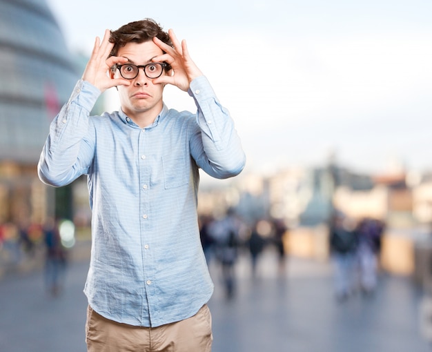 Sorprendido, joven, hombre, observar, gesto