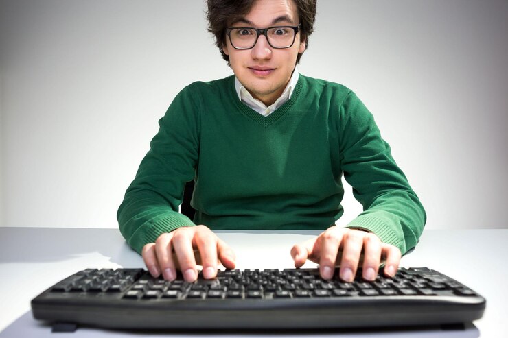 Foto sorprendido joven usando teclado