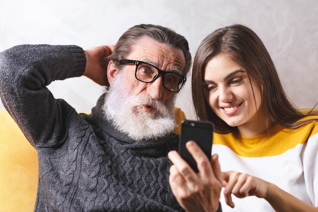 Sorprendido padre barbudo senior con gafas