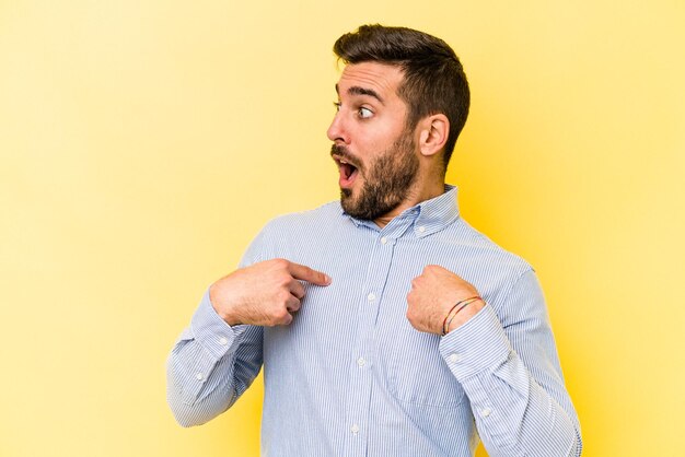 Sorprendido señalando con el dedo sonriendo ampliamente