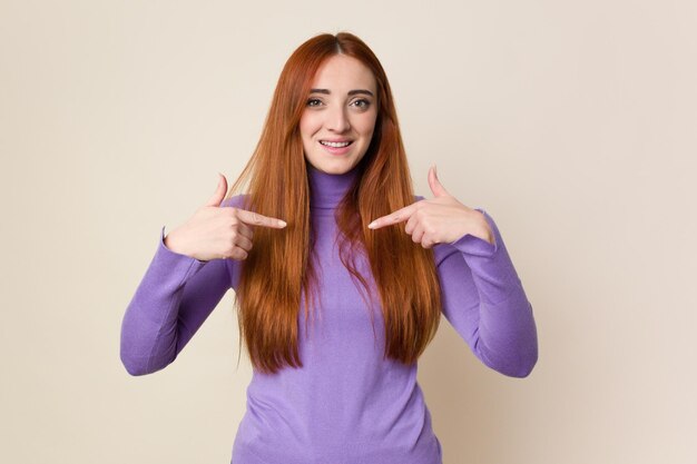 Sorprendido señalando con el dedo sonriendo ampliamente