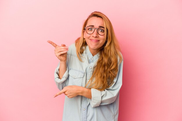 Sorprendido señalando con los dedos índices a un espacio de copia