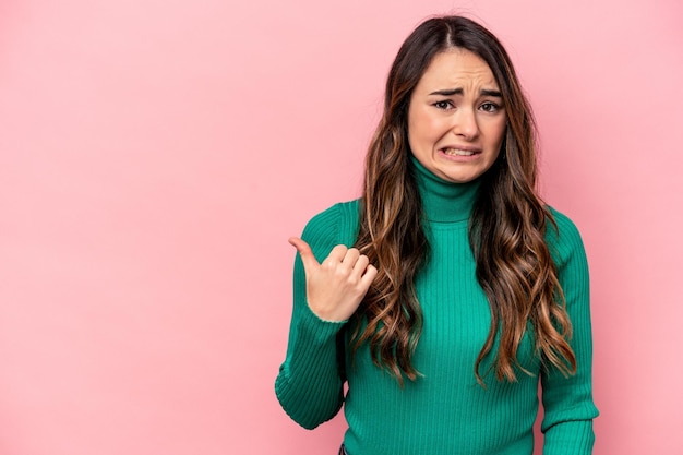 Sorprendido señalando con los dedos índices a un espacio de copia