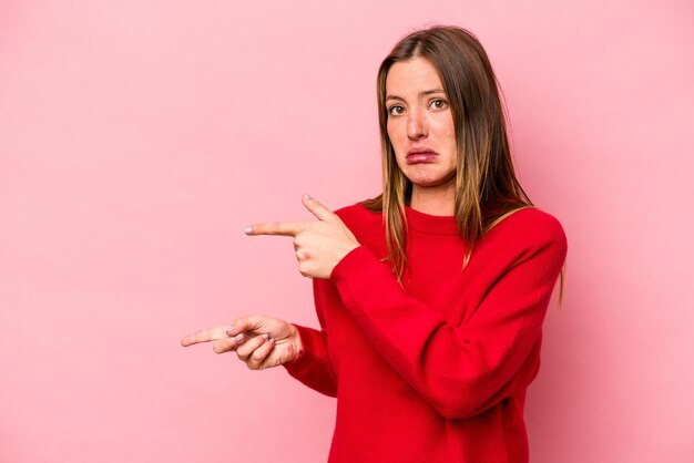 Sorprendido señalando con los dedos índices a un espacio de copia