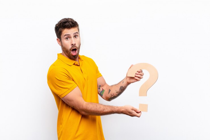 Foto sorprendido, sorprendido, asombrado, sosteniendo el símbolo $ para formar una palabra o una oración.