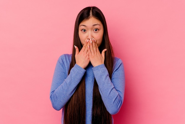 Sorprendido tapándose la boca con las manos