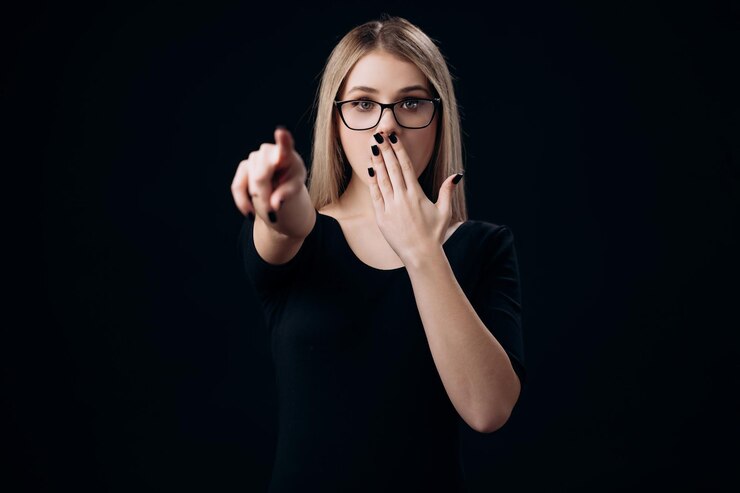 Sorprendió a una mujer señalando con un dedo