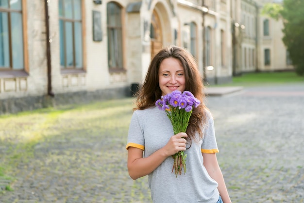 Sorpresa aromática Servicio de entrega de flores Adoro las flores frescas Tienda de flores Flor de primavera Concepto de belleza natural Flor suave para mujer delicada Belleza pura Ramo de flores para niña