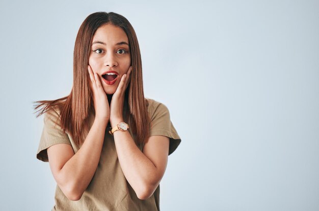 Sorpresa emocionada y retrato de mujer en estudio sobre fondo blanco para anuncio de buenas noticias y venta Espacio de maqueta de moda y niña feliz con cosméticos para marketing publicitario y descuento