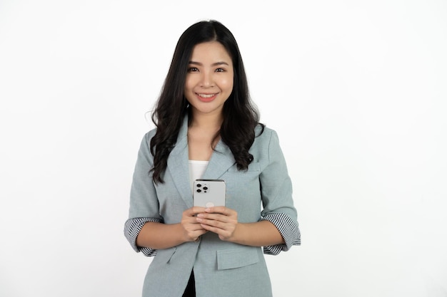Sorpresa a una hermosa mujer asiática usando un teléfono inteligente aislado sobre un fondo blanco