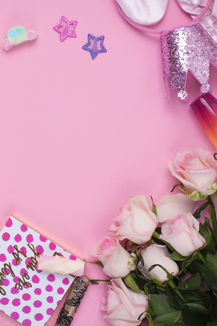 Foto sorpresa para la niña. ramo de flores, una taza de café y dulces.