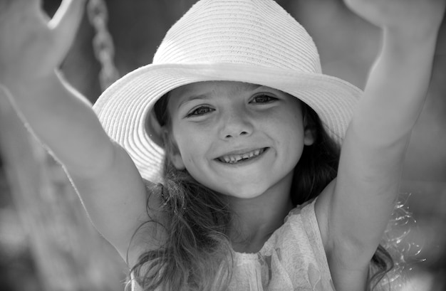 Sorri e rir crianças rosto closeup primavera crianças menina ao ar livre criança cara bonita férias de verão e