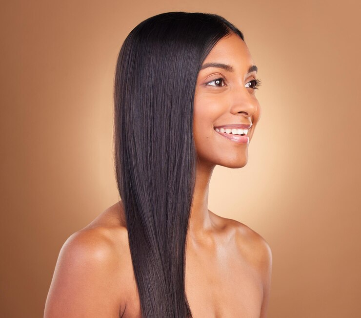 Foto sorria, cabelo e cuidados com a pele com rosto de mulher em estúdio para tratamento de salão de queratina e textura shampoo saúde e visão com modelo indiano em fundo marrom para brilho glamouroso e penteado