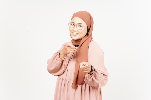 Sorria e aponte para você de uma linda mulher asiática usando um hijab isolado no fundo branco