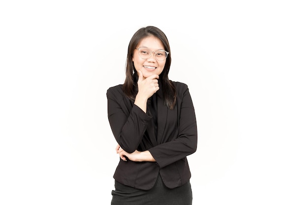 Sorria e olhando para a câmera de uma linda mulher asiática vestindo blazer preto isolado no branco