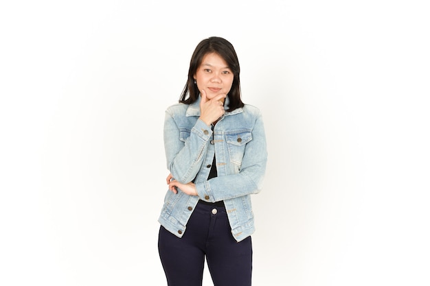 Sorria e olhe para a câmera de uma linda mulher asiática vestindo jaqueta jeans e camisa preta
