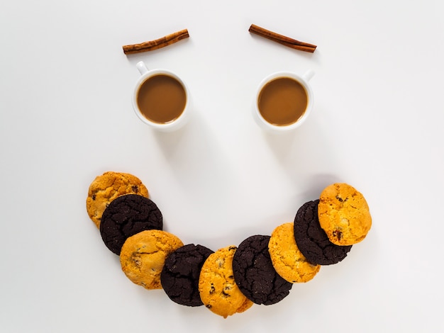 Sorria em cima da mesa feita com café, biscoitos e canela