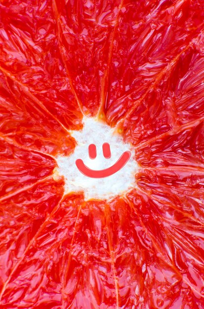 Sorria em fundo de toranja. citrus fechar foto. foto de estilo de vida saudável. lindo papel de parede. conceito vegetariano e vegan. vitaminas da natureza. pensamento positivo. tudo está bem.