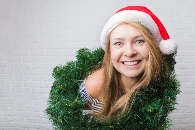 Sorria, garota de natal, espaço de cópia de grande angular