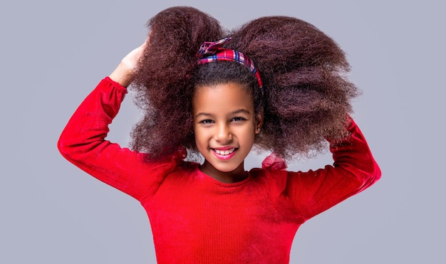 Sorria garotinha afro-americana Sorriso de garota afro-americana e cabelos cacheados Rindo retrato de linda garota afro Linda garota multirracial sorrindo