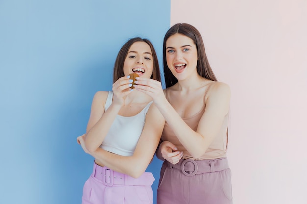 sorria meninas vestindo roupas de verão, elas estão se divertindo e brincando com frutas suculentas