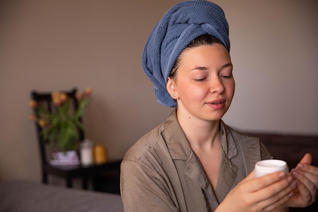 Sorria mulher com creme para o rosto leia as instruções