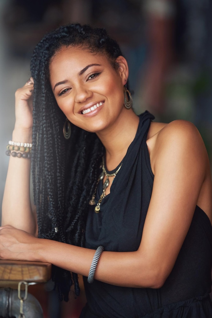 Foto sorria mulher e retrato com confiança na cafeteria para descansar cliente e esperando o serviço relaxar pessoa feliz e rosto no restaurante com orgulho atitude positiva e dia de folga na cafeteira