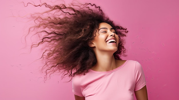 Foto sorria mulher feliz fundo rosa finalmente em