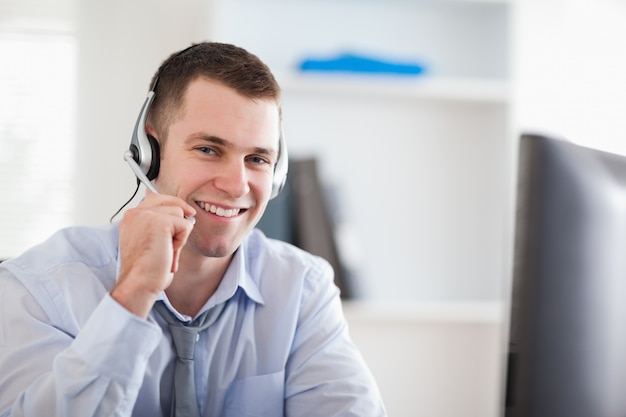 Sorridente agente de call center falando com cliente