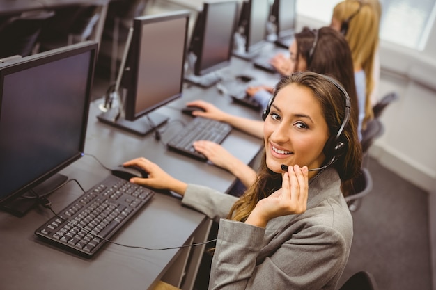 Foto sorridente agente de call center falando no fone de ouvido