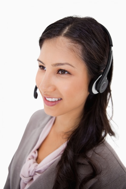 Sorridente agente de call center feminino no trabalho