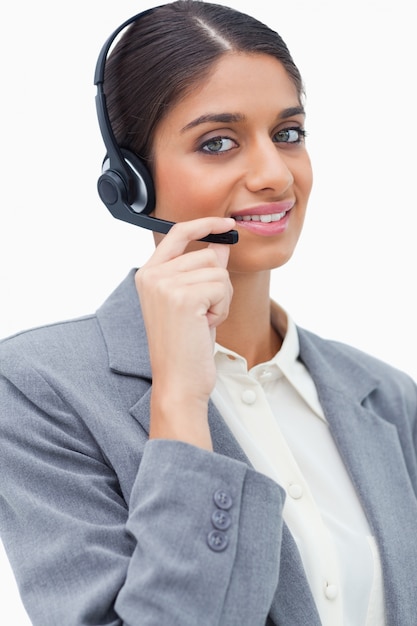 Sorridente agente do call center feminino com o fone de ouvido