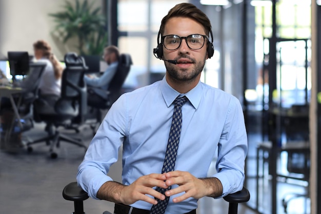 Foto sorridente, amigável, bonito, jovem, operador de call center.