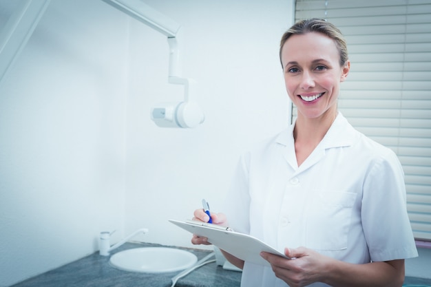 Foto sorridente, dentista, segurando, prancheta