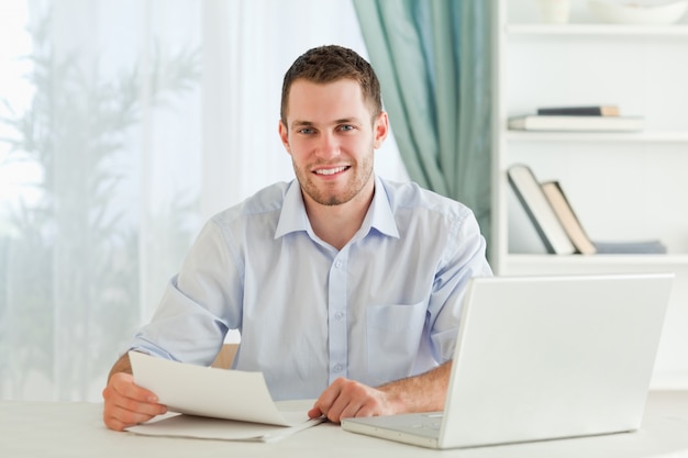 Sorridente empresário segurando uma carta