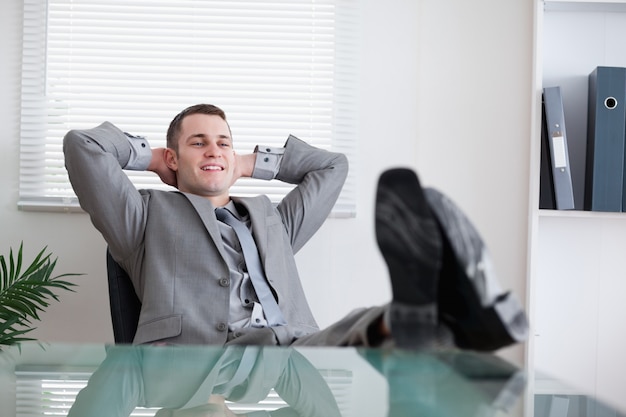 Sorridente empresário tomando uma pausa