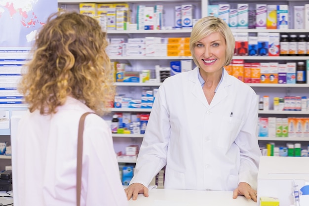 Sorridente farmacêutico olhando câmera