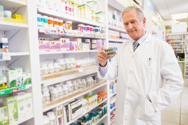 Sorridente, farmacêutico, segurando, blister