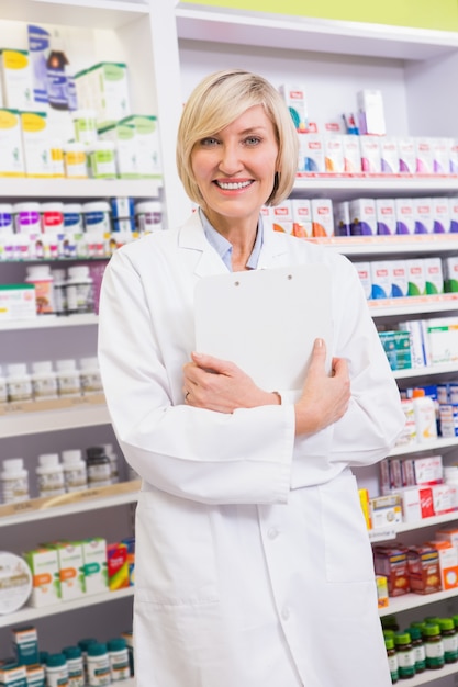 Sorridente farmacêutico segurando prancheta