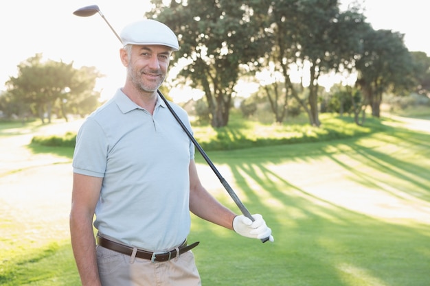 Sorridente golfista olhando a câmera