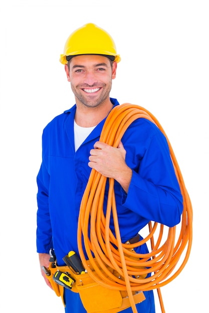 Sorridente handyman com fio laminado no fundo branco