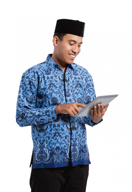 Sorridente homem asiático vestindo uma camisa azul tradicional