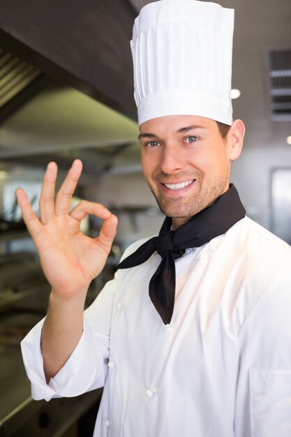 Foto sorridente, homem, cozinheiro, gesticular, ok, assine, cozinha