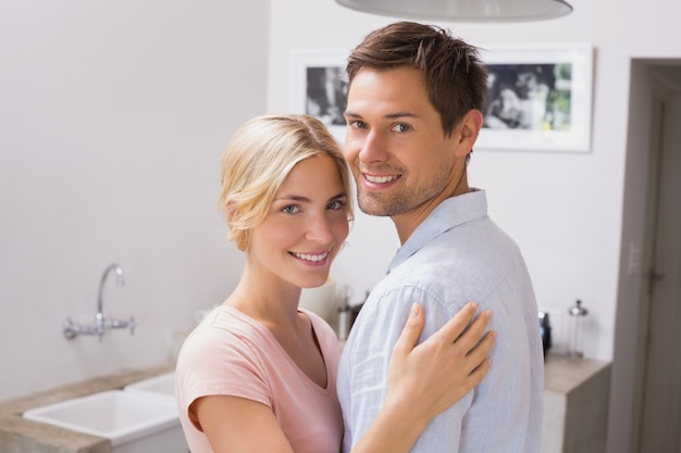 Sorridente jovem casal abraçando