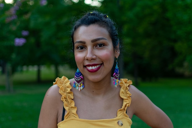 Sorridente jovem latina de vestido