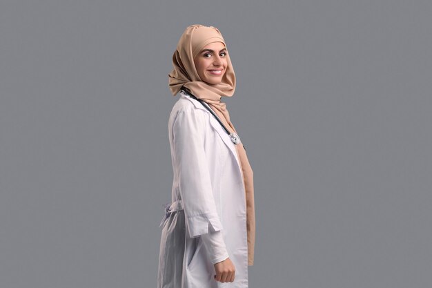 Sorridente jovem médica em hijab