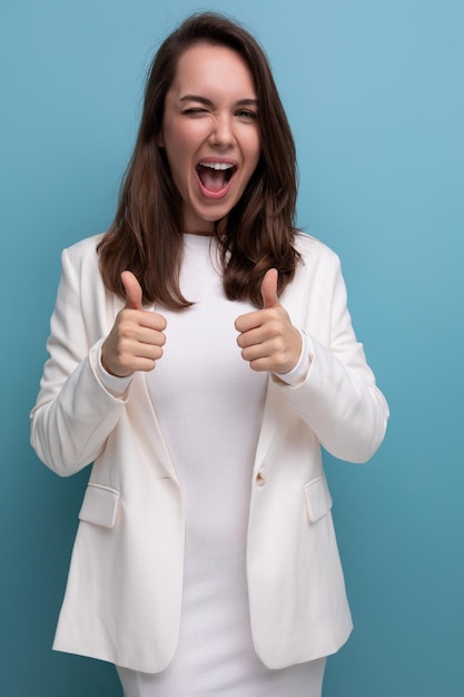 Sorridente jovem morena com cabelo comprido senhora de vestido branco tem uma ideia legal e quer contar sobre isso